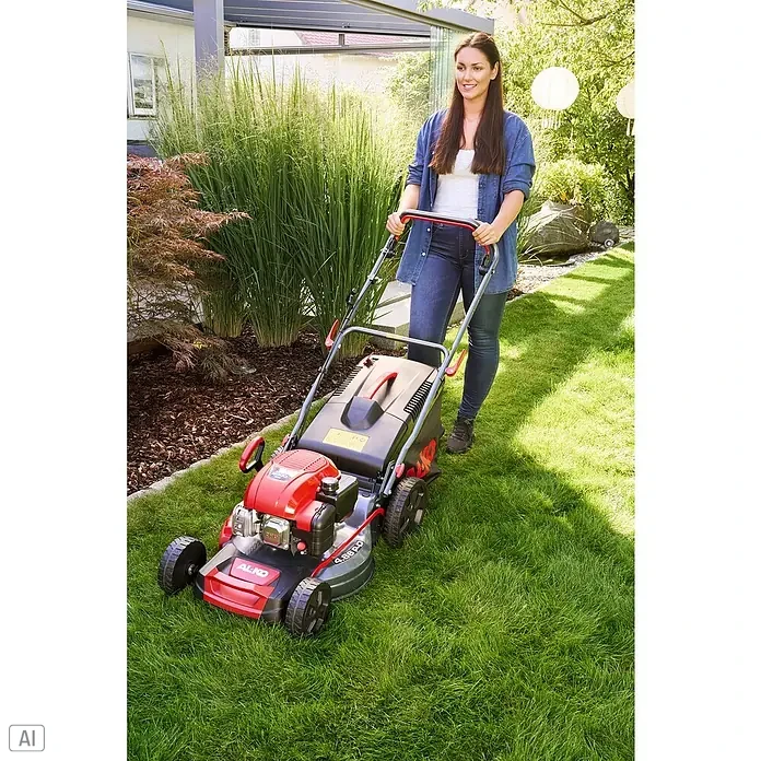 AL-KO Benzin-Rasenmäher Easy 4.66 P-D - 1,9 kW, 131 cm³, Schnittbreite: 46 cm - Eine Frau mäht den Rasen mit einem AL-KO Benzin-Rasenmäher 4.66 P-A Edition für einen gepflegten Garten.