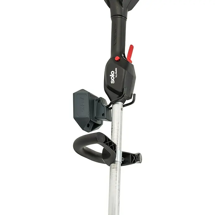 AL-KO Wandhalterung - Passend für: Geräte aus dem AL-KO 18 V / 36 V „1 Battery – 2 Voltages“-System - Nahaufnahme eines Solo by AL-KO Akku-Rasentrimmers, der die ergonomischen Griffe und die Akku-Befestigung hervorhebt.