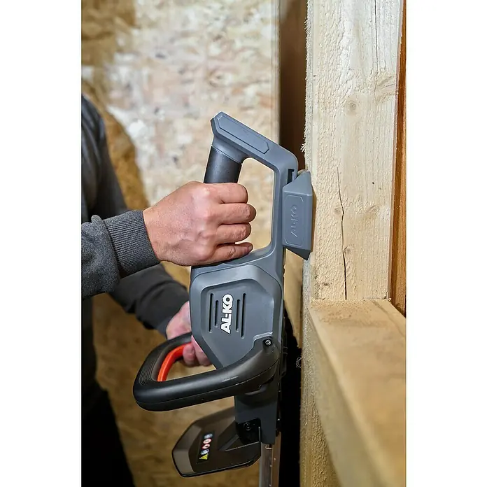 AL-KO Wandhalterung - Passend für: Geräte aus dem AL-KO 18 V / 36 V „1 Battery – 2 Voltages“-System - Nahaufnahme eines AL-KO Fugenschneiders in Aktion, der präzise an einer Holzwand arbeitet. Ideal für saubere Schnitte und professionelle Ergebnisse.