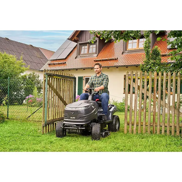 AL-KO Easy Rasentraktor 13-92.6 CS-A - 7,2 kW, Schnittbreite: 92 cm, Schnitthöhe: 30 mm - 90 mm, Kraftstoffart: Benzin - Ein Mann fährt einen AL-KO Aufsitzmäher im Garten, das ideale Gartengerät für effizientes Rasenmähen.