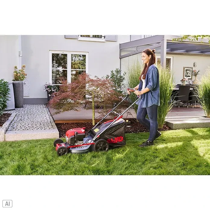 AL-KO Benzin-Rasenmäher Easy 4.66 P-D - 1,9 kW, 131 cm³, Schnittbreite: 46 cm - Frau mäht Rasen mit einem AL-KO Benzinrasenmäher. Der Rasenmäher hat einen roten Motor und einen schwarzen Fangkorb.