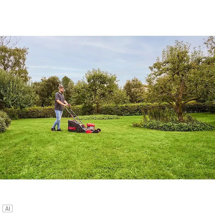 AL-KO Benzin-Rasenmäher Easy 5.16 SP-D - 2,6 kW, 171 cm³, Schnittbreite: 51 cm - Ein Mann mäht den Rasen mit einem AL-KO Rasenmäher in einem grünen Garten unter einem bewölkten Himmel.