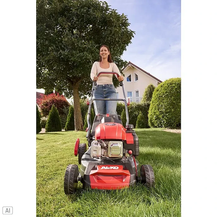 AL-KO Benzin-Rasenmäher Easy 4.26 P-D - 1,9 kW, 131 cm³, Schnittbreite: 41 cm - Eine Frau bedient einen roten AL-KO Rasenmäher in einem grünen Garten mit Bäumen und einem Haus im Hintergrund.
