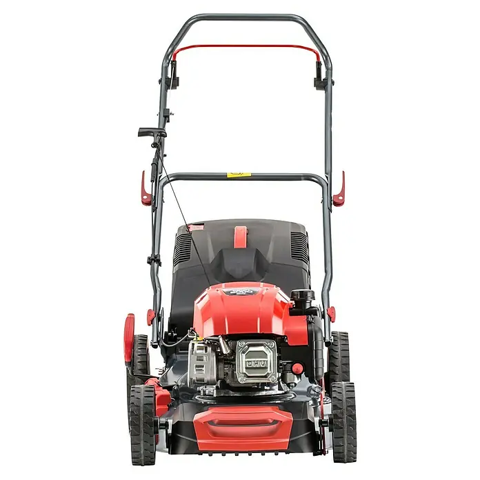 AL-KO Benzin-Rasenmäher Easy 4.66 P-D - 1,9 kW, 131 cm³, Schnittbreite: 46 cm - Aufnahme eines Rasenmähers, der auf dem Rasen steht. Dieser Rasenmäher hat ein rot-schwarzes Gehäuse.
