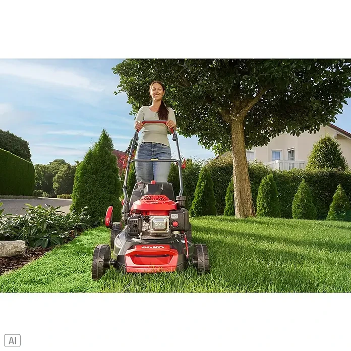 AL-KO Benzin-Rasenmäher Easy 4.16 P-D - 1,2 kW, 79,8 cm³, Schnittbreite: 41 cm - Eine Frau mäht den Rasen mit einem AL-KO Rasenmäher in einem gepflegten Garten. Der Rasenmäher ist rot und schwarz und steht im Vordergrund.