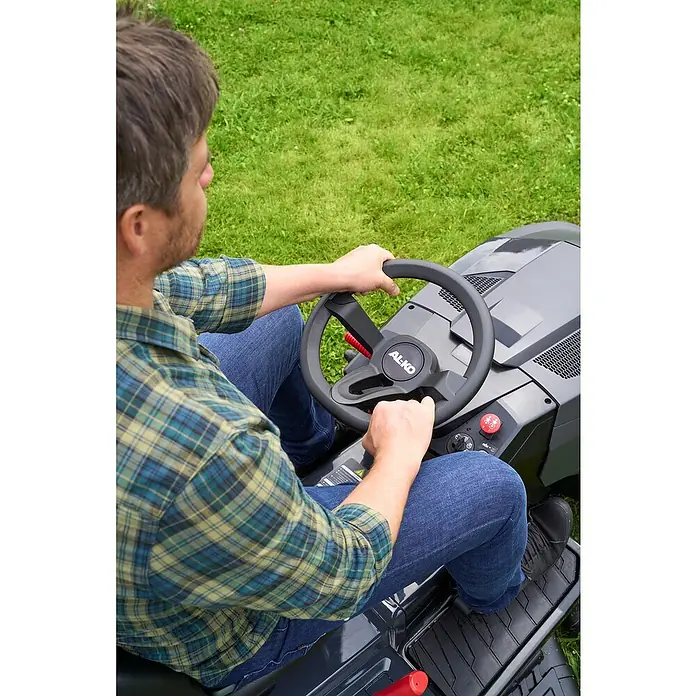 AL-KO Easy Rasentraktor 13-92.6 CS-A - 7,2 kW, Schnittbreite: 92 cm, Schnitthöhe: 30 mm - 90 mm, Kraftstoffart: Benzin - Ein Mann fährt einen AL-KO Aufsitzmäher auf einer grünen Rasenfläche. Der Mäher ist grau und hat ein schwarzes Lenkrad.