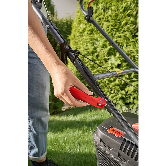 AL-KO Benzin-Rasenmäher Easy 5.16 SP-D - 2,6 kW, 171 cm³, Schnittbreite: 51 cm - Nahaufnahme einer Person, die den roten Hebel eines Rasenmähers betätigt, um den Motor zu starten.