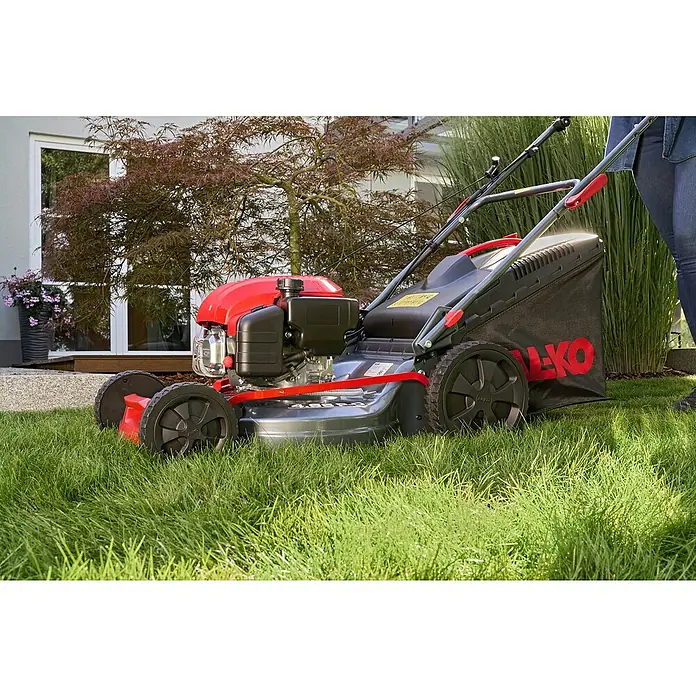 AL-KO Benzin-Rasenmäher Easy 4.66 P-D - 1,9 kW, 131 cm³, Schnittbreite: 46 cm - Ein roter AL-KO Rasenmäher steht auf einem grünen Rasen, bereit für den Einsatz im Garten. Er ist robust und leistungsstark.