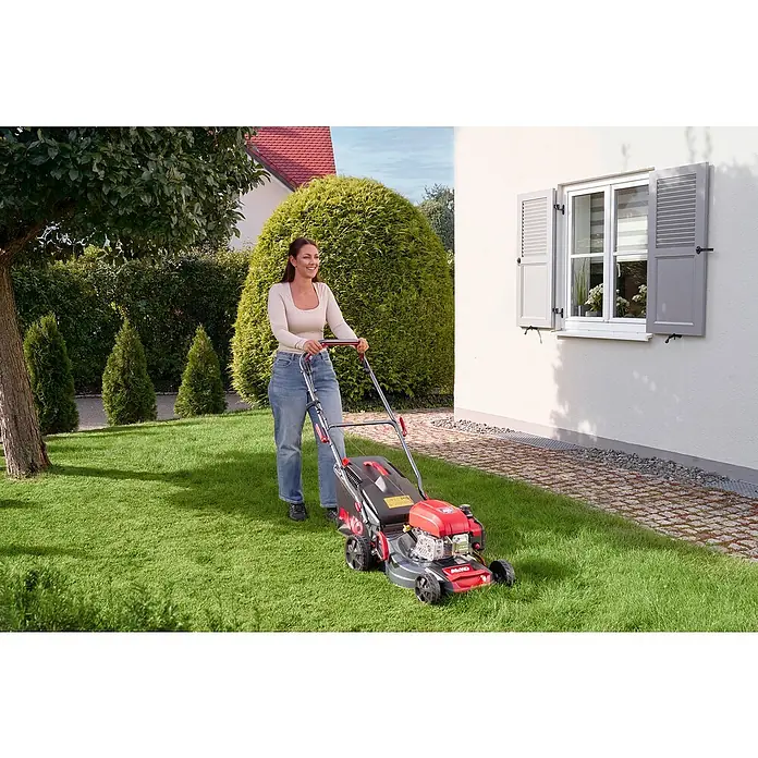 AL-KO Benzin-Rasenmäher Easy 4.26 P-D - 1,9 kW, 131 cm³, Schnittbreite: 41 cm - Frau beim Rasenmähen mit einem roten AL-KO Benzinrasenmäher im Garten.