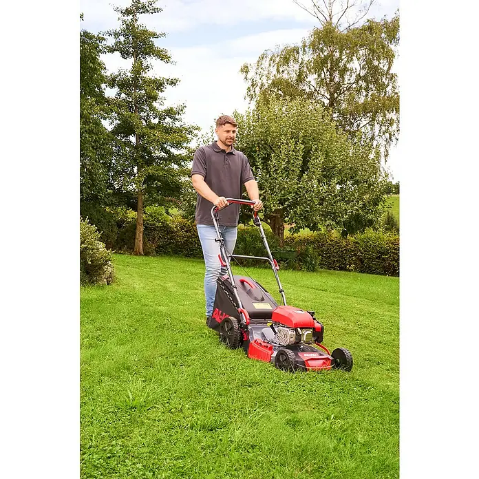 AL-KO Benzin-Rasenmäher Easy 5.16 SP-D - 2,6 kW, 171 cm³, Schnittbreite: 51 cm - Ein Mann mäht den Rasen mit einem roten und schwarzen AL-KO Rasenmäher in einem grünen Garten.