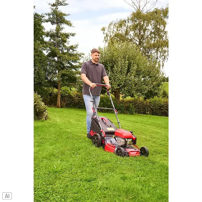 AL-KO Benzin-Rasenmäher Easy 5.16 SP-D - 2,6 kW, 171 cm³, Schnittbreite: 51 cm - Ein Mann mäht den Rasen mit einem roten und schwarzen AL-KO Rasenmäher in einem grünen Garten.