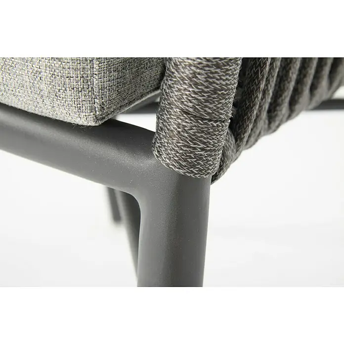 Acamp Gartenmöbel-Set - 9 -tlg., Aluminium, Grau/Braun - Nahaufnahme eines Stuhls mit grauem Polster, umwickelt mit geflochtenem Seil an einem mattschwarzen Gestell, präsentiert modernes Möbeldesign.