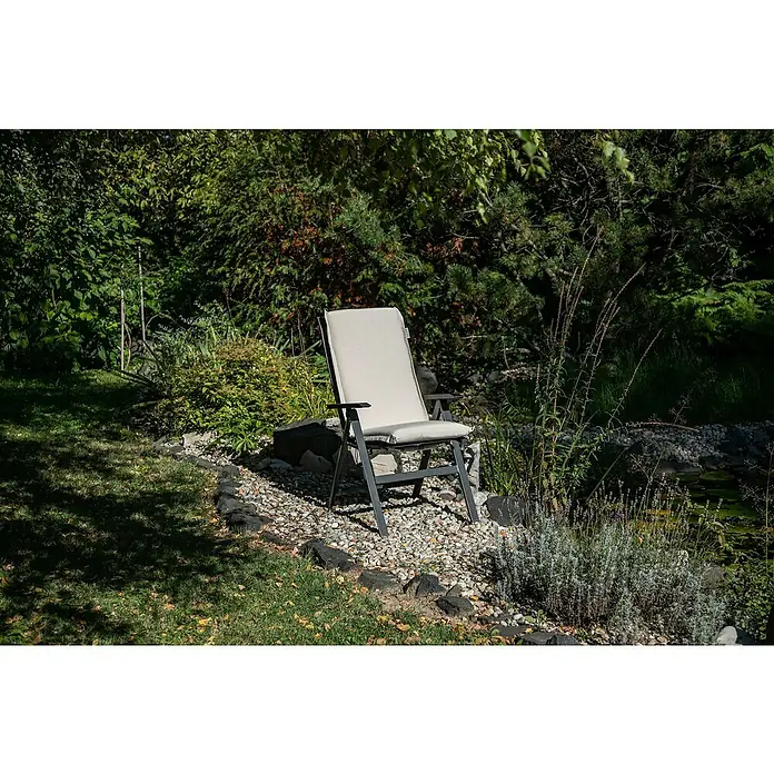 beo Gartenmöbel-Auflage Aurich - Hochlehner, 4 Stk., L x B x H: 120 x 52 x 8 cm, Baumwolle, Poylester, Beige - Gartensessel mit grauen Gestell und beige Polsterung im Garten. Entspannung pur auf diesem bequemen und stilvollen Gartenmöbelstück.