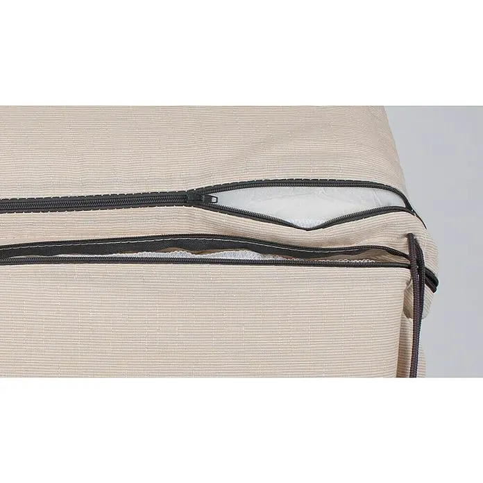 beo Gartenmöbel-Auflage Aurich - Hochlehner, 4 Stk., L x B x H: 120 x 52 x 8 cm, Baumwolle, Poylester, Beige - Nahaufnahme eines beigen Outdoor-Kissens mit sichtbarem Reißverschluss und Füllung, ideal für Gartenmöbel und entspannte Stunden im Freien.