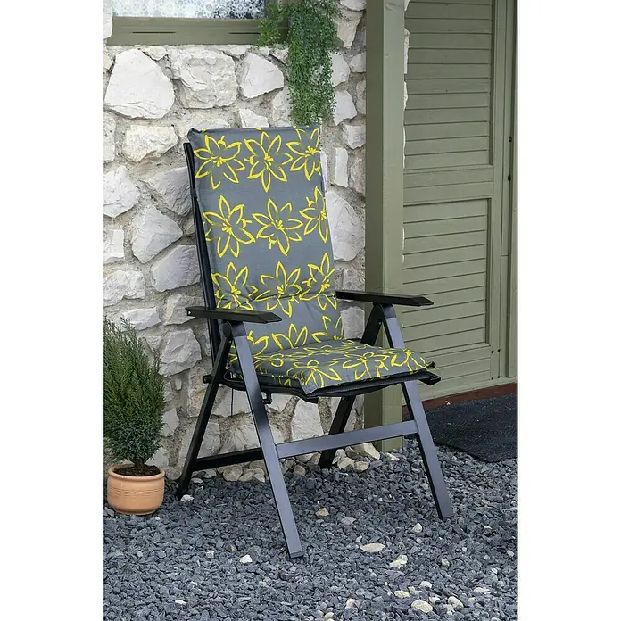 beo Gartenmöbel-Auflage Bonn - Hochlehner, 4 Stk., L x B x H: 118 x 50 x 6 cm, Baumwolle, Polyester, Schwarz/Gelb - Gartenstuhl mit grauer Auflage und gelbem Blumenmuster vor Steinmauer. Der ideale Sitzplatz für entspannte Stunden im Freien.