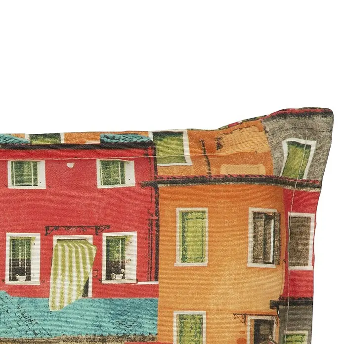 beo Gartenmöbel-Auflage Sardinien - Hochlehner, 4 Stk., L x B x H: 118 x 46 x 8 cm, Baumwolle, Polyester, Orange - Nahaufnahme eines Stoffes mit einem bunten Häusermuster, das an venezianische Architektur erinnert. Lebendige Farben und Texturen machen dieses Stück einzigartig.