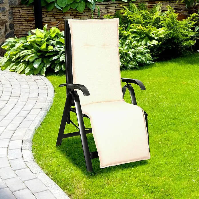 beo Gartenmöbel-Auflage Takume - Relaxsesselauflage, 1 Stk., L x B x H: 171 x 46 x 8 cm, Baumwolle, Polyester, Beige - Gartenstuhl mit cremefarbener Polsterung steht auf einem grünen Rasen und lädt zum Entspannen im Freien ein. Komfort und Stil vereinen sich.