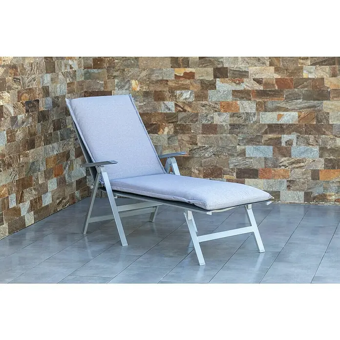 beo Gartenmöbel-Auflage Atlanta - Liegenauflage, 1 Stk., L x B x H: 195 x 62 x 8 cm, Baumwolle, Polyester, Grau - Bequeme, verstellbare Sonnenliege mit hellgrauer Polsterung und silbernem Rahmen vor einer rustikalen Steinwand.