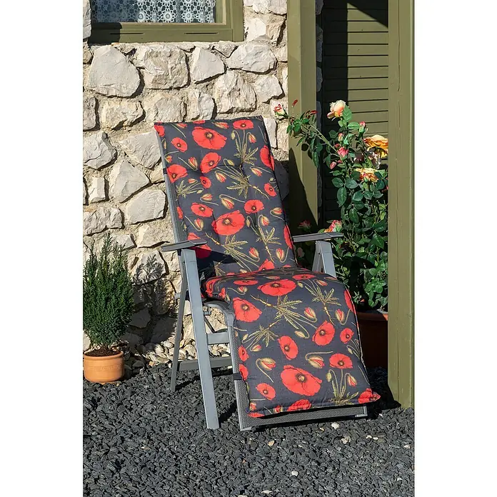 beo Gartenmöbel-Auflage Trondheim - Relaxsesselauflage, L x B x H: 171 x 46 x 8 cm, Baumwolle, Polyester, Rot/Schwarz - Eine Liegestuhlauflage mit rotem Mohnblumenmuster auf grauem Grund, die auf einem grauen Liegestuhl liegt und zum Entspannen einlädt.