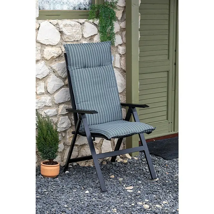 beo Gartenmöbel-Auflage Belm - Hochlehner, 2 Stk., L x B x H: 118 x 50 x 6 cm, Baumwolle, Polyester, Grau/Weiß - Ein bequemer, hochlehniger Gartenstuhl mit gestreifter Polsterung steht vor einer Steinmauer, ideal für entspannte Stunden im Freien.