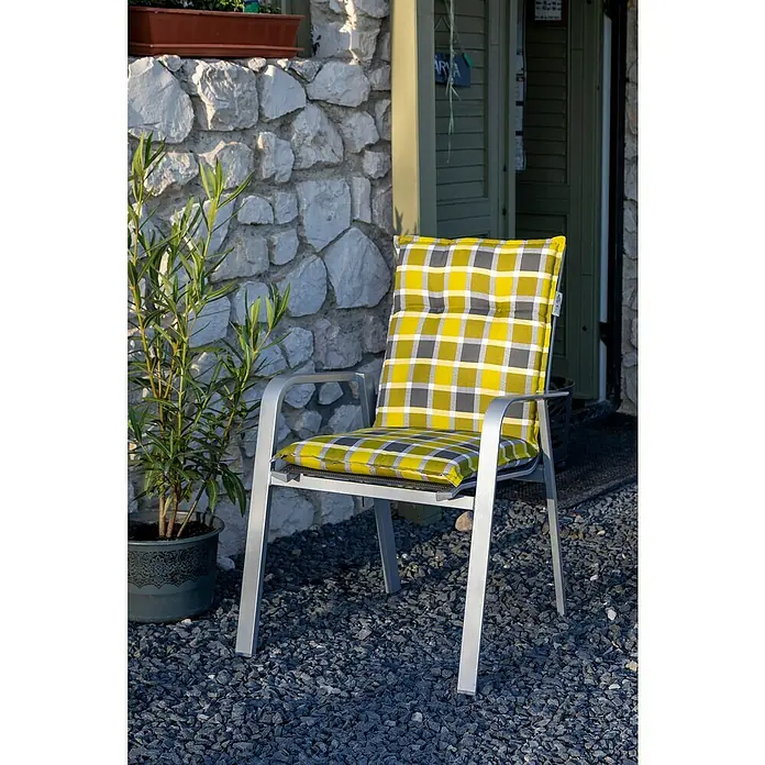 beo Gartenmöbel-Auflage Bratislava - Niederlehner, 6 Stk., L x B x H: 101 x 50 x 6 cm, Baumwolle, Polyester, Gelb/Grau - Komfortabler Gartenstuhl mit kariertem gelb-grauem Kissen vor einem Steinhaus.