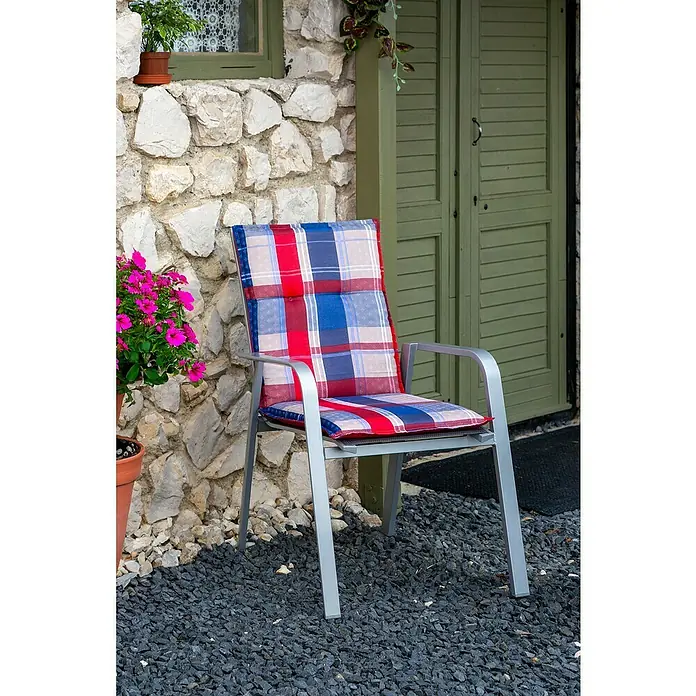 beo Gartenmöbel-Auflage - Hochlehner, 6 Stk., L x B x H: 100 x 48 x 5 cm, Baumwolle, Polyester, Rot/Blau - Ein silberner Stuhl mit rot-blau kariertem Kissen steht vor einem Haus mit grünen Türen und Steinmauern.