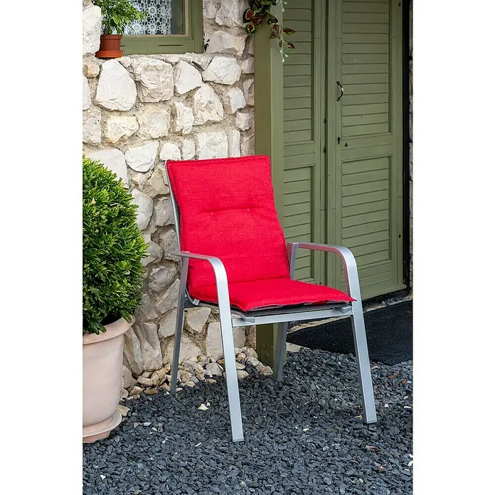 beo Gartenmöbel-Auflage - Hochlehner, 6 Stk., L x B x H: 100 x 48 x 5 cm, Baumwolle, Polyester, Rot/Blau - Ein silberfarbener Stuhl mit einem leuchtend roten Kissen steht vor einer steinernen Fassade und einer grünen Tür.