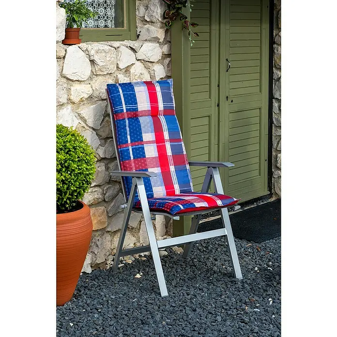 beo Gartenmöbel-Auflage Gera - Hochlehner, 6 Stk., L x B x H: 120 x 48 x 5 cm, Baumwolle, Polyester, Blau/Rot - Bequemer Gartenstuhl mit blau-rot karierter Polsterung vor einer Steinmauer. Ideal zum Entspannen im Freien.