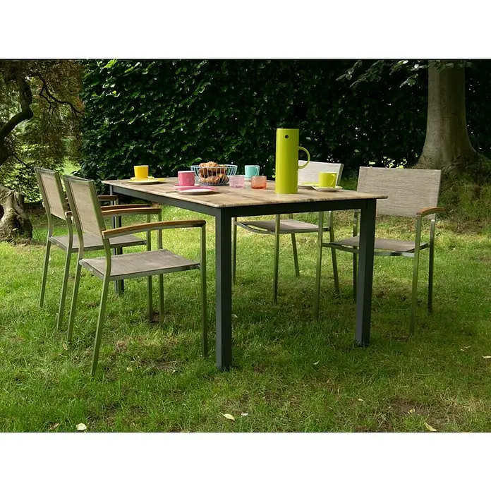 Acamp Gartenmöbel-Set Sky/Acaplan - 5 -tlg., Edelstahl, Teak, Textil, Braun/Anthrazit - Gartenmöbel-Set mit Esstisch und Stühlen auf einem Rasen mit Bäumen. Genießen Sie Mahlzeiten im Freien mit diesem stilvollen Ensemble.