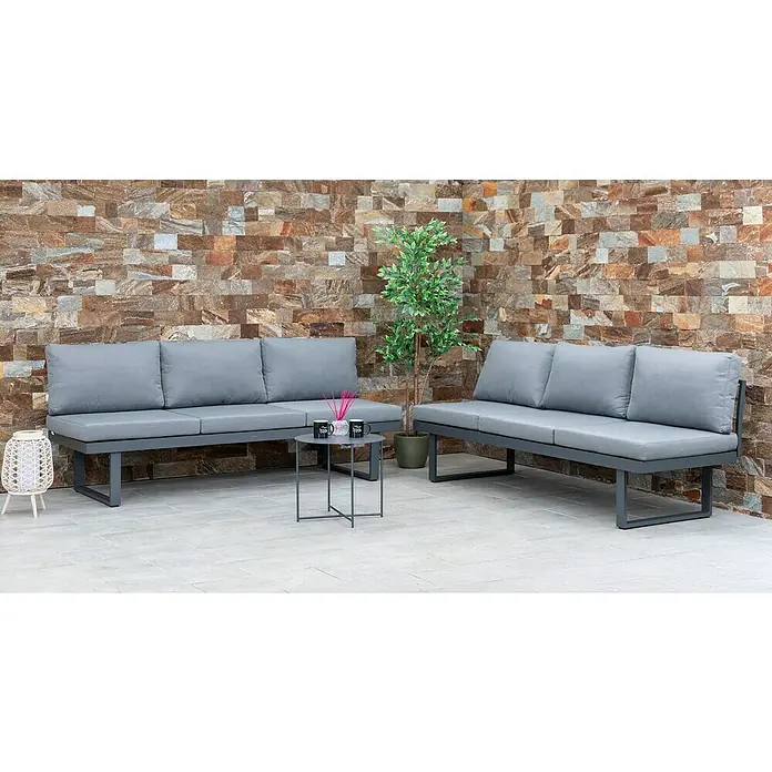 Acamp Loungemöbel-Set Hollywood - 2 -tlg., Aluminium, Polyester, Textil, Grau - Graue Gartenmöbel mit Sofa, Couchtisch und Dekoration vor einer Steinwand. Das Set strahlt moderne Eleganz aus.