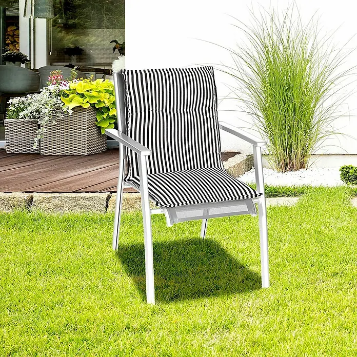 beo Gartenmöbel-Auflage Tupelo - Niederlehner, 2 Stk., L x B x H: 98 x 46 x 8 cm, Baumwolle, Polyester, Schwarz/Weiß - Gartenstuhl mit gestreiftem Kissen auf einer grünen Wiese.