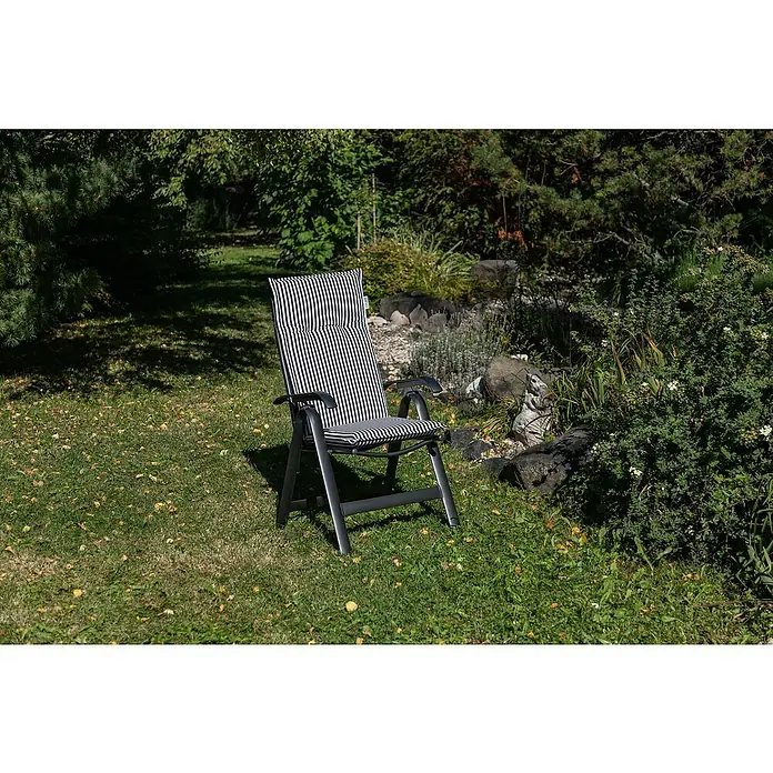 beo Gartenmöbel-Auflage Tupelo - Hochlehner, 4 Stk., L x B x H: 118 x 46 x 8 cm, Baumwolle, Polyester, Schwarz/Weiß - Ein Gartenstuhl mit gestreiftem Bezug steht auf einer grünen Rasenfläche im Garten. Er lädt zum Entspannen im Freien ein.