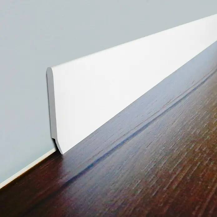 LOGOCLIC Abdeckleiste - 250 cm x 30 mm x 2,5 mm, Weiß - Nahaufnahme einer weißen Fußleiste an einer Wand mit Holzboden, die eine elegante Note in den Raum bringt.