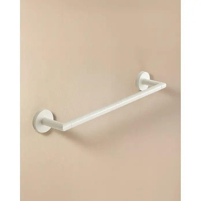 Cosmic Toallero de barra Dual Start - 40 cm, Blanco - Toallero blanco montado en una pared beige. El toallero tiene un diseño minimalista y ofrece una opción práctica para colgar en el baño.