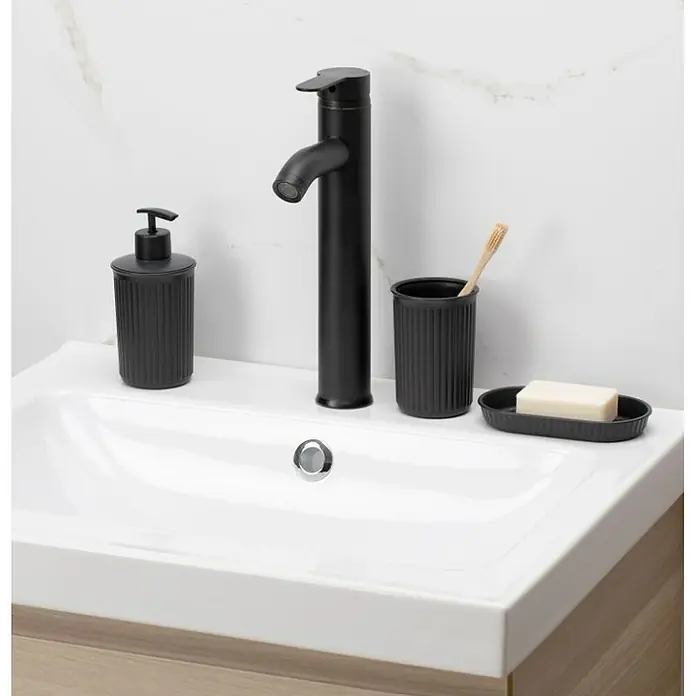 Tatay Baobab Portacepillos - L x An x Al: 76 x 76 x 11 cm, Diámetro: 76 cm, Plástico, Negro - Juego de accesorios de baño negro con dispensador de jabón, porta cepillos de dientes, jabonera y grifo sobre un lavabo.