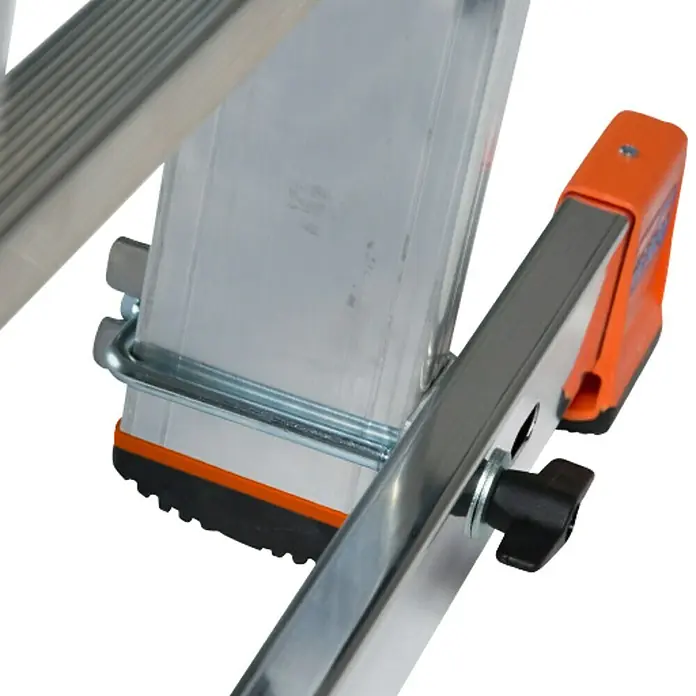 Krause Traverse - L x B x H: 1.250 x 110 x 70 mm, Metall - Detailansicht einer vielseitigen Mehrzweckleiter mit robusten Metallelementen und orangefarbenen Akzenten für mehr Sicherheit.