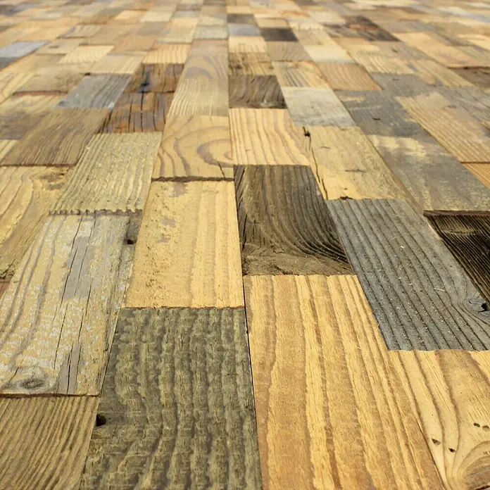 Wodewa Holzriemchen 200 Original Kiefer Altholz - 200 x 50 mm, Stärke: 4 mm - 11 mm, 1 m² - Nahaufnahme von kunstvoll angeordneten, recycelten Holzpaneelen, die ein rustikales und nachhaltiges Bodendesign präsentieren.