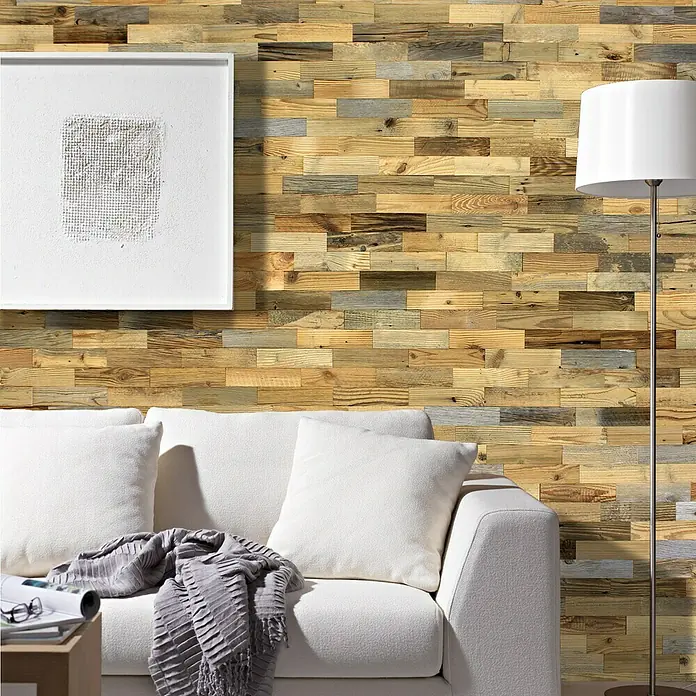 Wodewa Holzriemchen 200 Original Kiefer Altholz - 200 x 50 mm, Stärke: 4 mm - 11 mm, 1 m² - Das Bild zeigt ein Wohnzimmer mit einer Wandverkleidung aus recyceltem Altholz, die dem Raum eine rustikale und warme Atmosphäre verleiht.