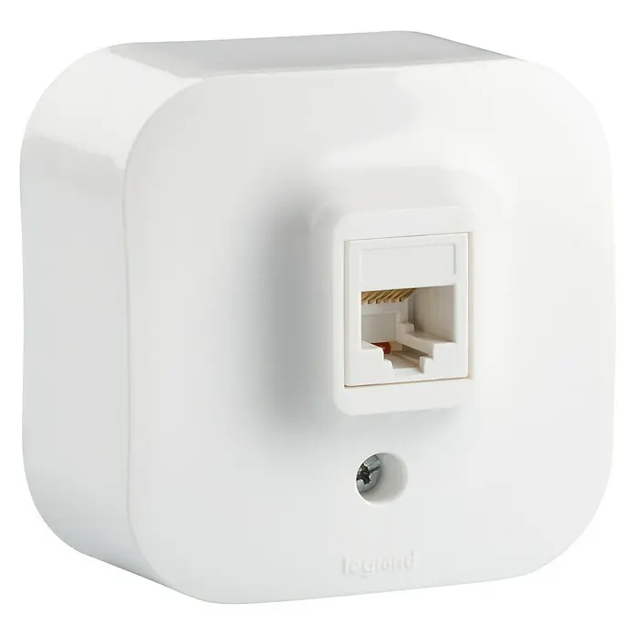 Legrand Forix Toma de red - x 1, Blanco, Montaje en superficie - Primer plano de una toma de pared RJ45 blanca de Legrand, que muestra una solución limpia y moderna para conexiones de red.