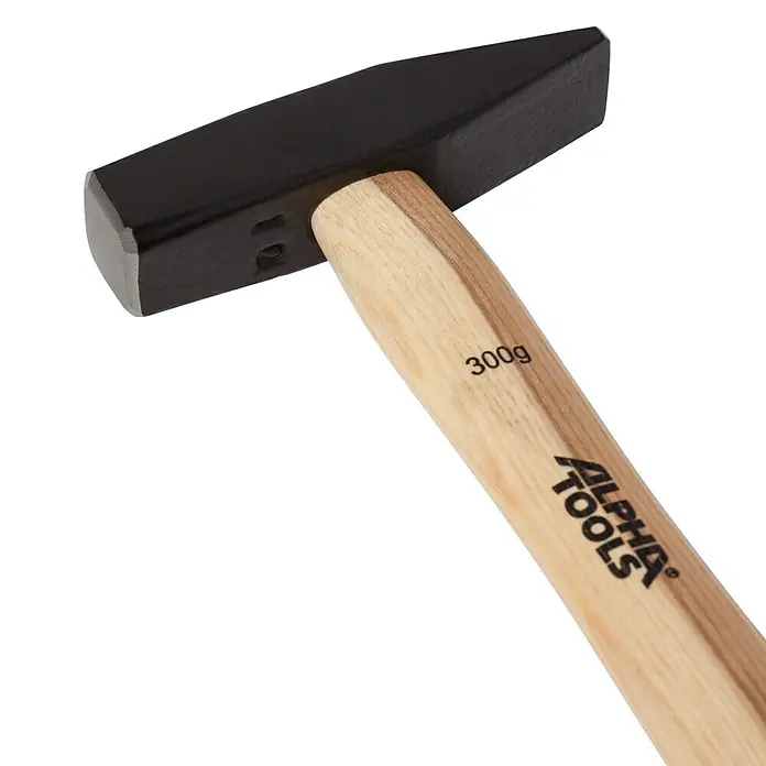 Alpha Tools Schlosserhammer - 300 g, Eschenholz - Nahaufnahme eines 300g schweren Schlosserhammers von Alpha Tools mit schwarzem Kopf und hellem Holzgriff.