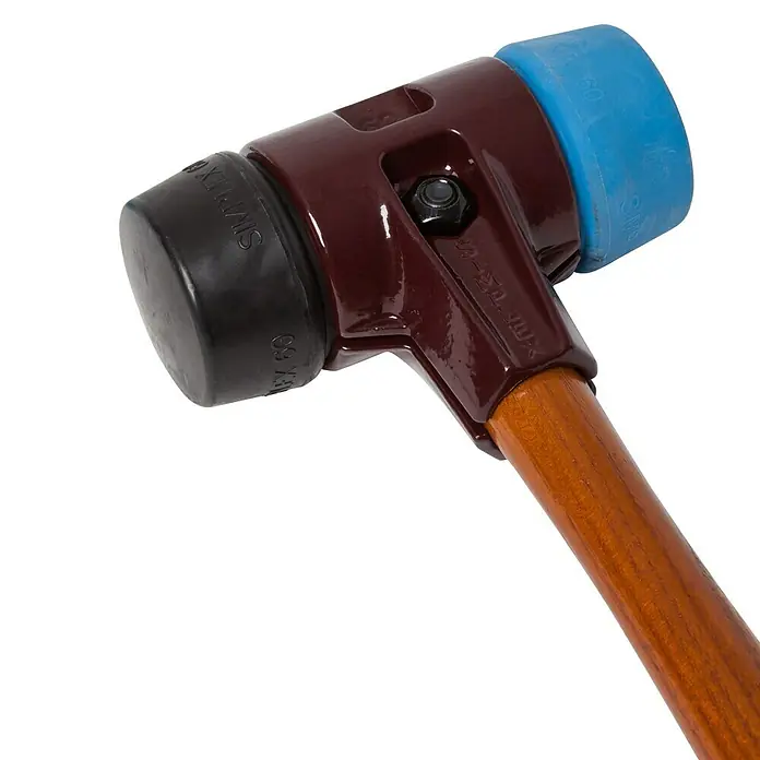 Halder Simplex Schonhammer - Holz, Durchmesser Kopf: 60 mm, Gewicht Kopf: 1.600 g - Nahaufnahme eines SIMPLEX Schonhammers mit braunem Kopf, schwarzem und blauem Einsatz sowie Holzstiel.