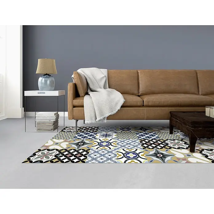 Alfombra de vinilo Croma hidraúlico - Multicolor, 180 x 120 cm - Vista detallada de un suelo con baldosas de patchwork en varios colores y patrones que imitan una alfombra.