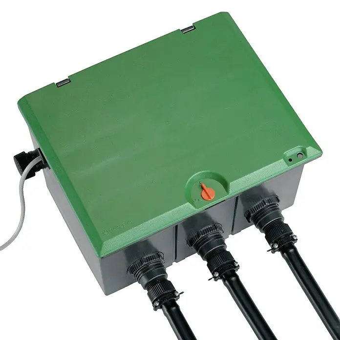 Gardena Sprinklersystem Ventilbox V3 - Passend für: 3 Bewässerungsventile - Das Bild zeigt eine grüne Gardena Bewässerungssteuerung mit drei schwarzen Kabeln, die in den schwarzen unteren Teil der Steuerung führen.