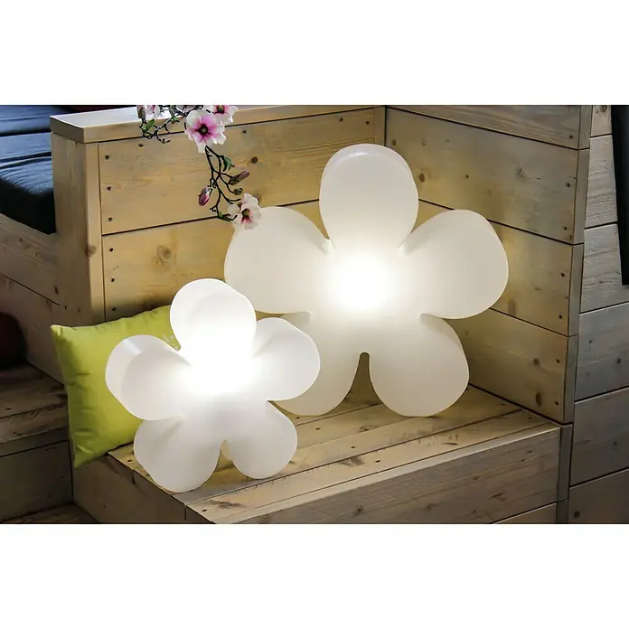 8 Seasons Design Shining Dekoleuchte Flower - 9 W, Weiß, Durchmesser: 60 cm - Blumige LED-Leuchten: Zwei strahlende, weiße Blumenlampen auf einem Holzpodest, die eine warme und einladende Atmosphäre schaffen.