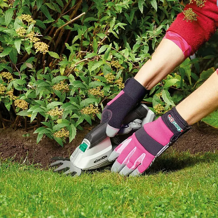 Gardol Gartenhandschuhe Geräte - 8, Pink - Die Gardena Akku-Grasschere schneidet präzise Rasenkanten, bedient von Händen in pinkfarbenen Gartenhandschuhen. Ideal für den Feinschliff im Garten.