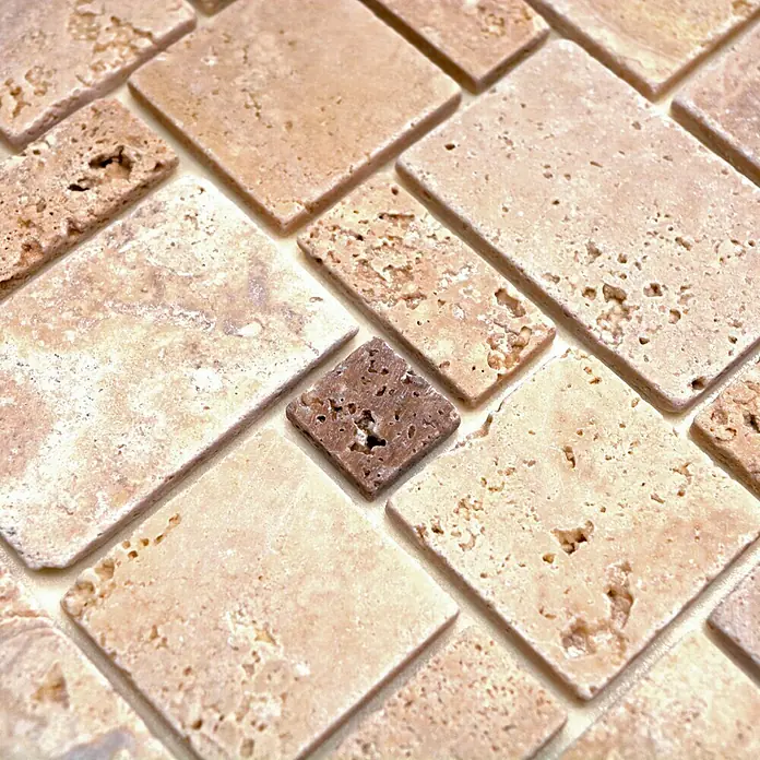 Selbstklebemosaik Travertin SAM 4CM14 -  - Nahaufnahme von Travertin-Mosaikfliesen in verschiedenen Beige- und Brauntönen, die ein natürliches und warmes Aussehen verleihen.