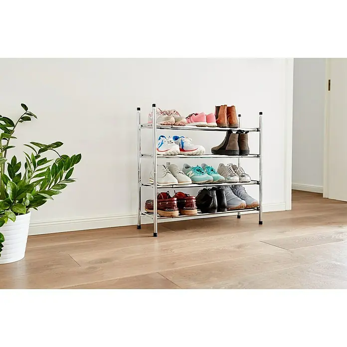 Schuhregal - L x B x H: 23 x 64 x 37 cm, Passend für: Bis zu 12 Paar Schuhe, Max. ausziehbar bis: 118 cm - Bild einer Schuhablage aus Metall mit mehreren Schuhpaaren darauf, die vor einer Wand und einem Holzboden steht.