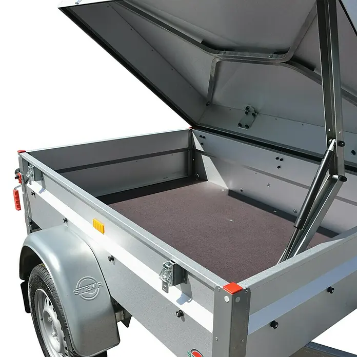 Stema Anhänger Basic 550 mit Metalldeckel - Nutzlast: 396 kg, Einachser, Kasteninnenmaß: 154 x 108 x 33 cm, Ungebremst - Ein offener Autoanhänger mit hochgeklappter Abdeckung, der die robuste Konstruktion und den geräumigen Innenraum hervorhebt.
