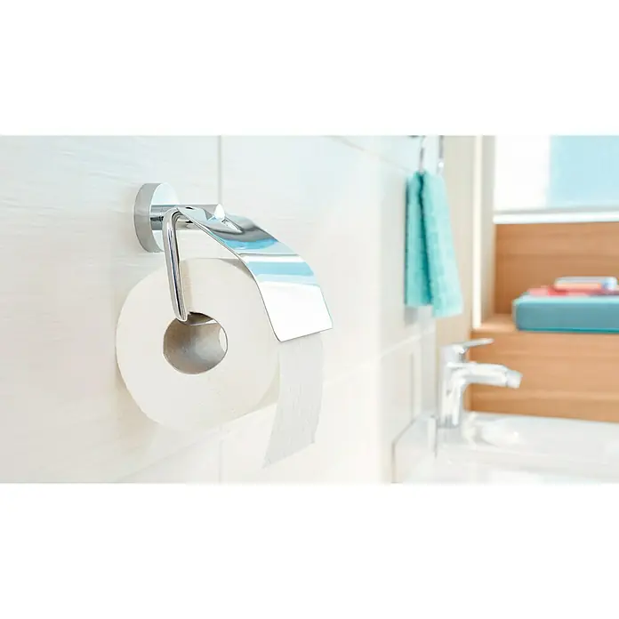 Tesa Smooz Toilettenpapierhalter - Mit Deckel, Chrom, Glänzend - Nahaufnahme eines Toilettenpapierhalters aus Chrom mit einer weißen Papierrolle in einem modernen Badezimmer.