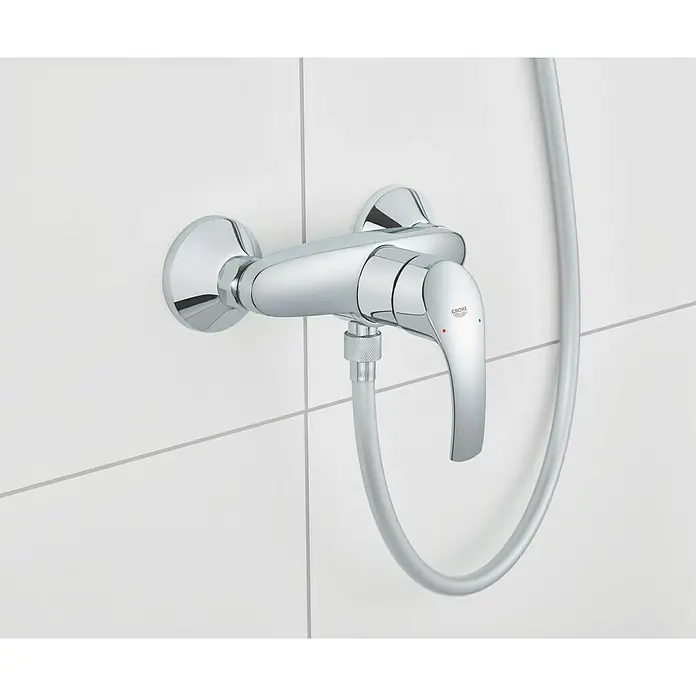 Grohe Eurosmart Brausearmatur - Chrom, Glänzend - Bild einer Grohe-Duscharmatur aus Chrom an einer weißen gefliesten Wand, die die elegante Funktionalität des Baddesigns zeigt.